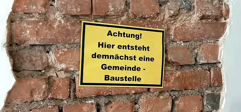 Das Schild an der Baustelle: Hier entsteht demnächst eine Gemeinde-Baustelle