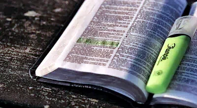 Aufgeschlagene Bibel mit Textmarker