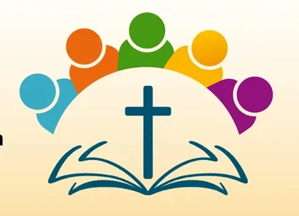 Happy Meet: Menschen um Kreuz und Bibel